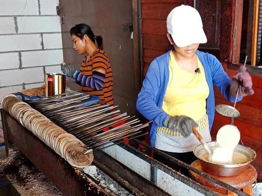Making Of Kuih Kapit - Ah Ma House